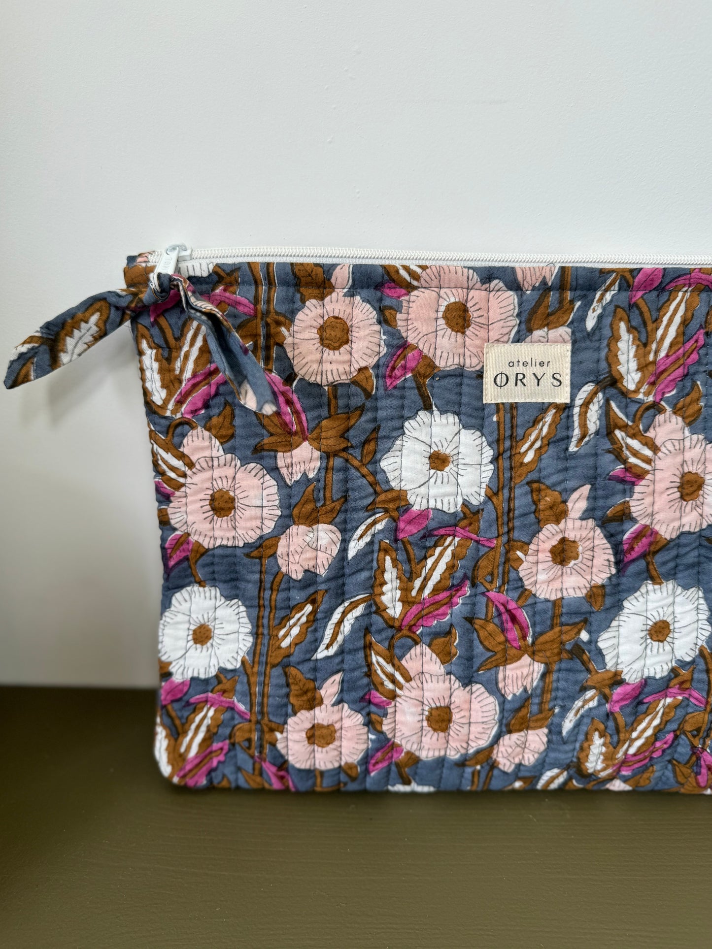 Pochette matelassée pour ordinateur en tissu blockprint, motif fleurs bleu gris- Olympe Bleu encre