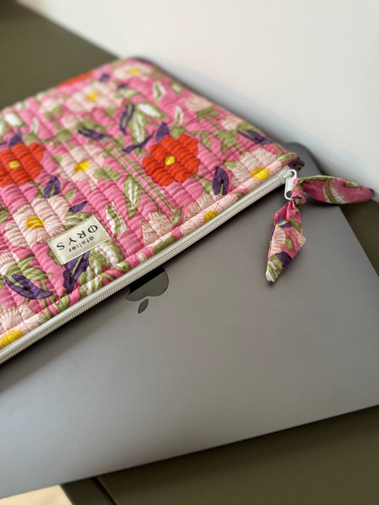 Pochette matelassée pour ordinateur en tissu blockprint, motif fleurs rose fuchsia- Olympe Rosa
