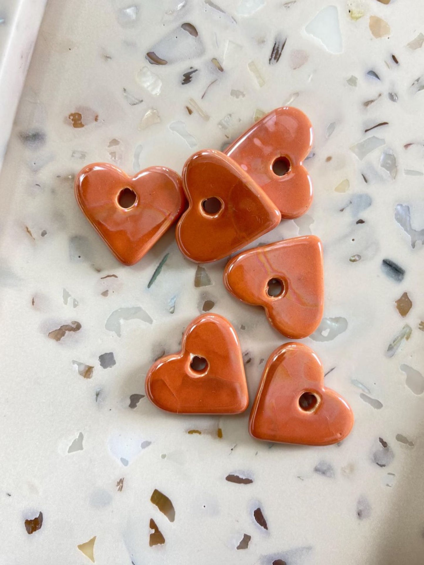 Ensemble de deux perles cœur en céramique émaillée pour boucles d'oreilles créole, cœur orange