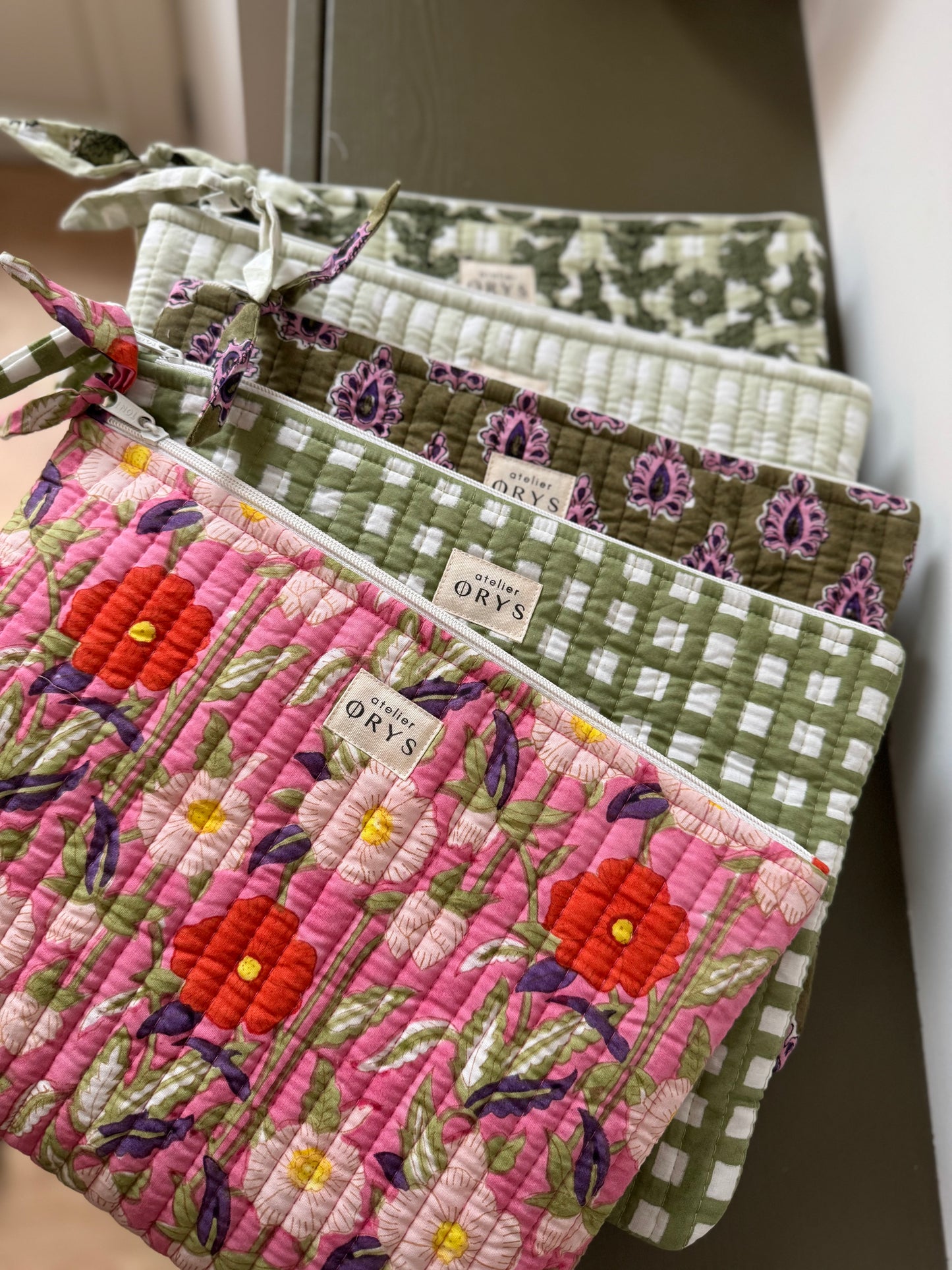 Pochette matelassée pour ordinateur en tissu blockprint, motif fleurs rose fuchsia- Olympe Rosa