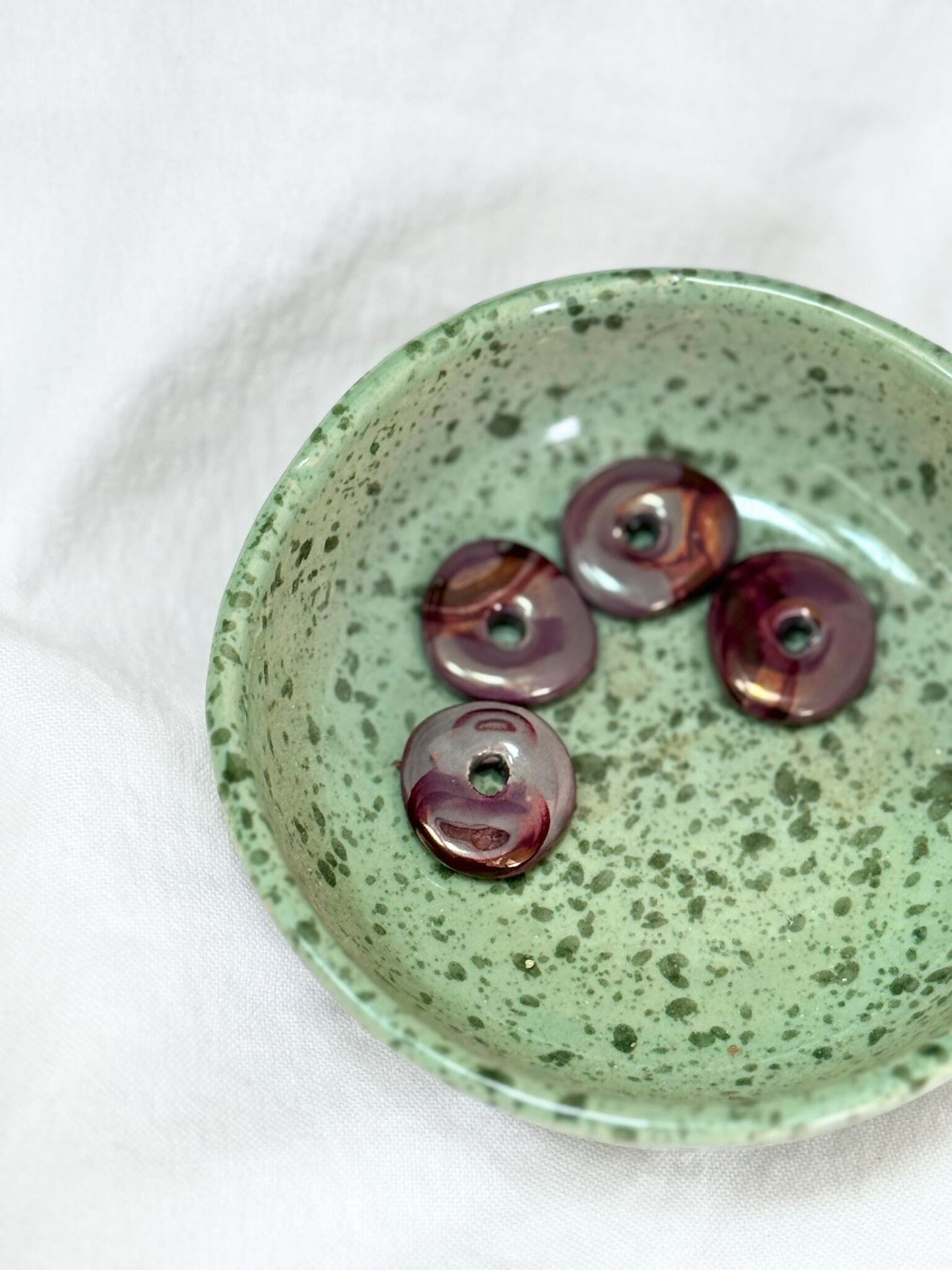 Ensemble de deux pampilles rondes en céramique émaillée pour boucles d'oreilles créole, couleur violet foncé