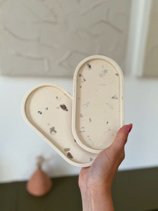 Petit vide poche en jesmonite avec nacres de coquillages effet terrazzo, forme ovale.