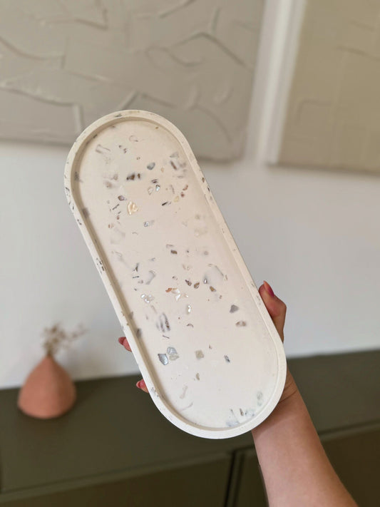 Grand vide poche en jesmonite avec nacres de coquillages effet terrazzo, forme ovale