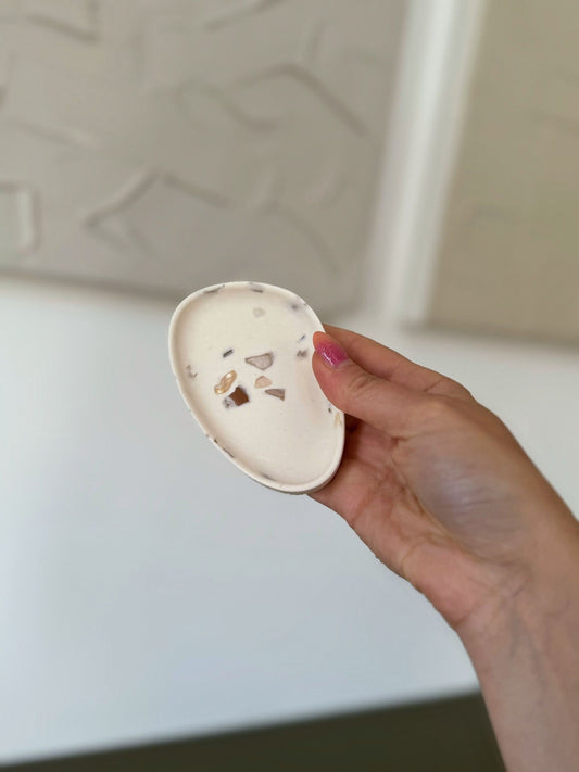 Porte bijoux en jesmonite avec nacres de coquillages, Seashell, forme organique