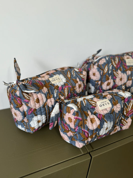 Trousse de beauté ou de toilette en tissu matelassé fleuri bleu gris - Olympe Bleu encre