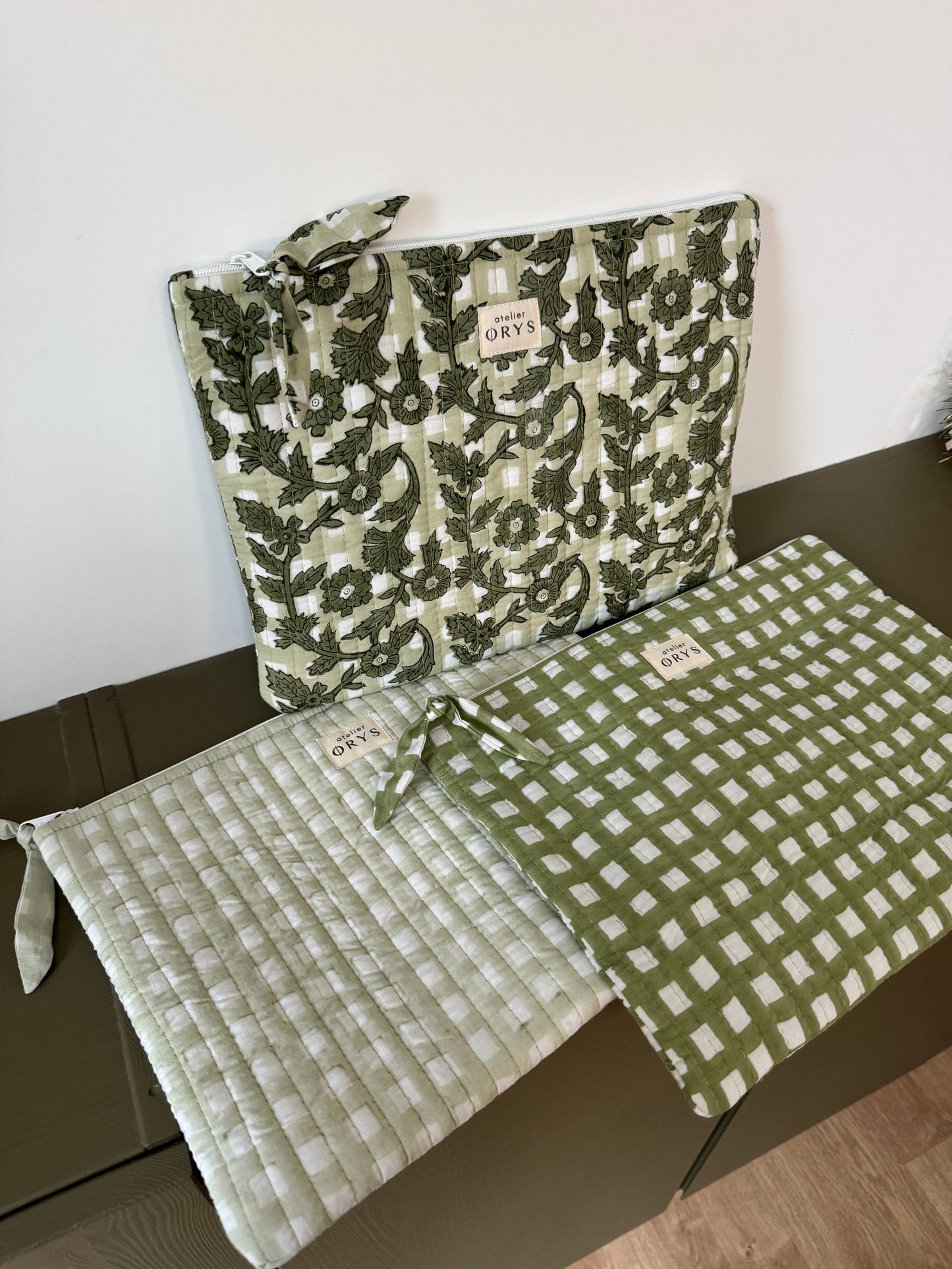 Pochette matelassée pour ordinateur en tissu blockprint, motif fleuri vert - Bertille