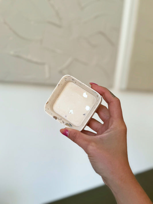 Petit écrin pour bagues ou bijoux en jesmonite avec nacres de coquillages, Seashell, forme carré