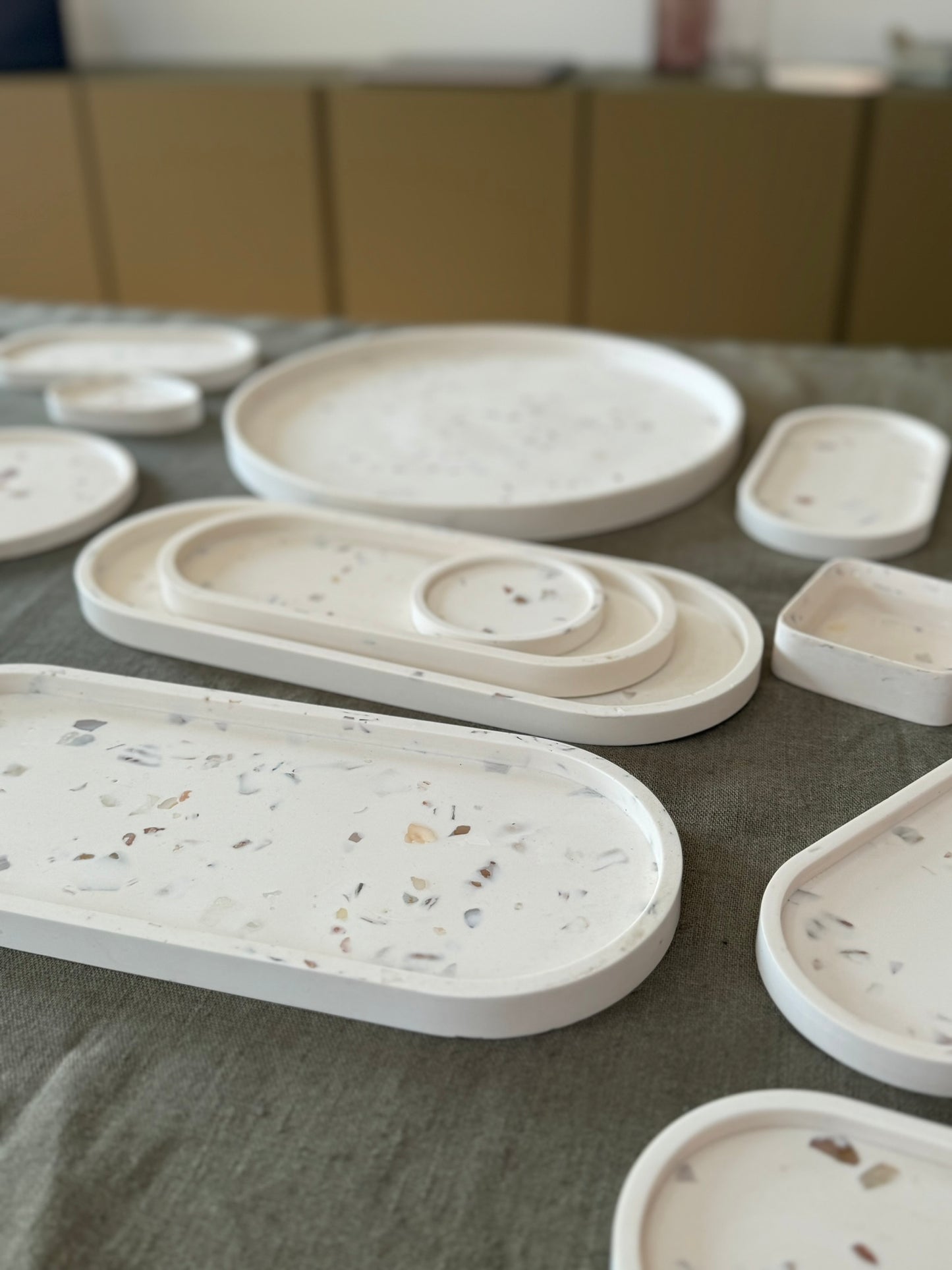 Grand plateau en jesmonite avec nacres de coquillages effet terrazzo, forme rond