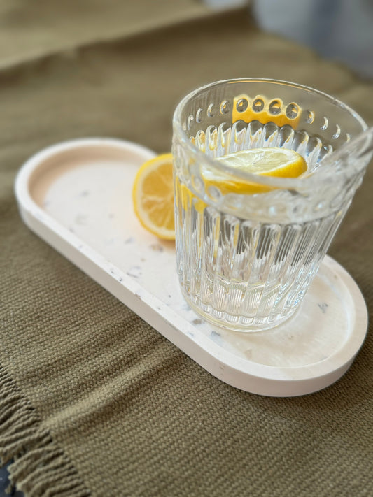 Moyen vide poche en jesmonite avec nacres de coquillages effet terrazzo, forme ovale.