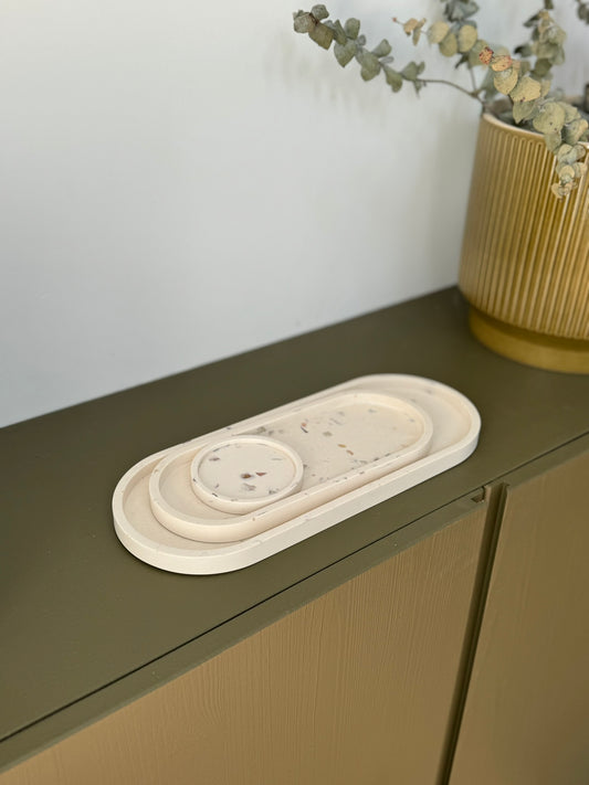 Ensemble de trois plateaux en jesmonite avec nacres de coquillages effet terrazzo, formes ovale