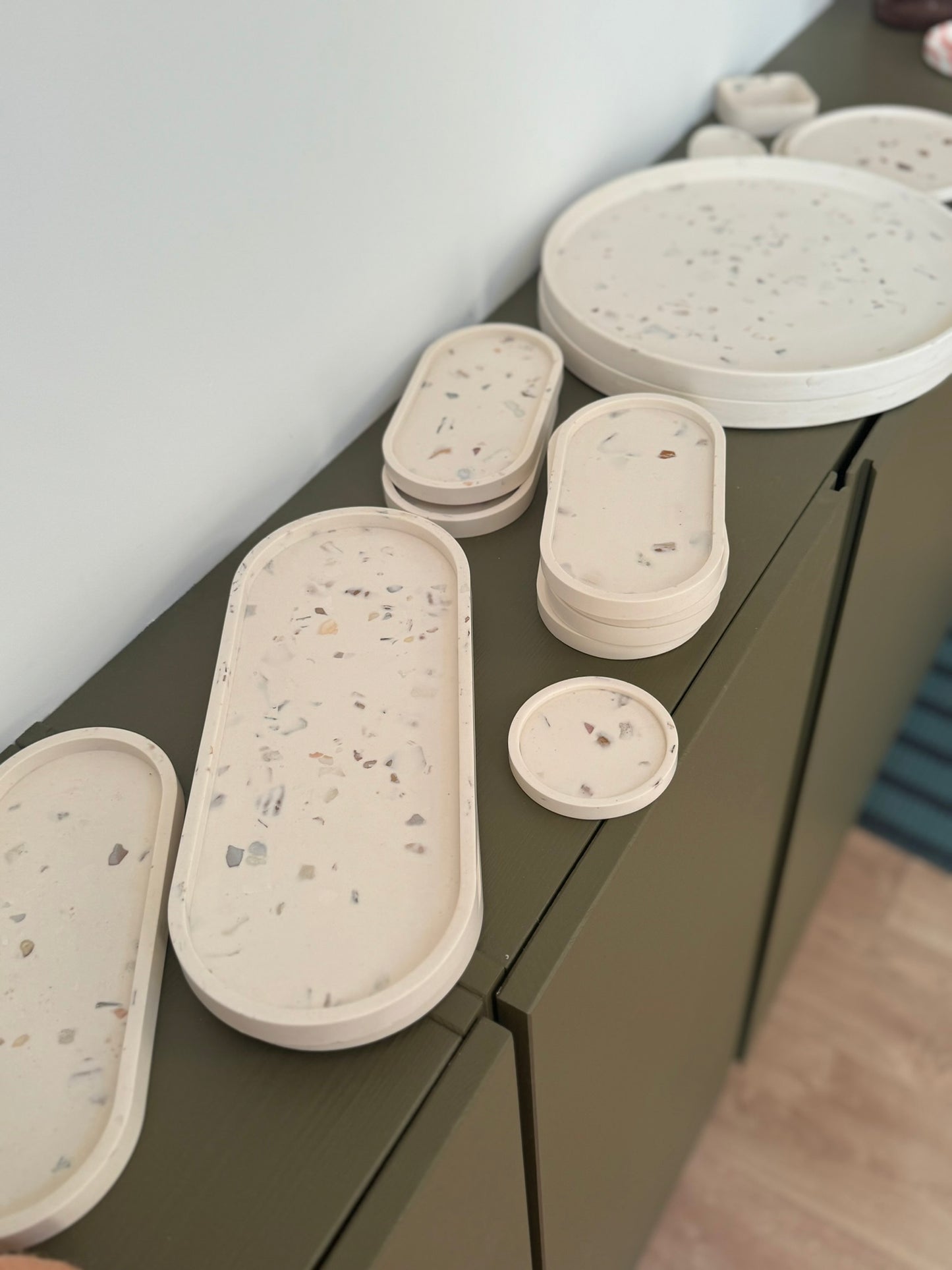 Petit vide poche en jesmonite avec nacres de coquillages effet terrazzo, forme ovale.