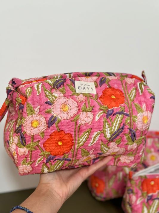 Trousse de beauté ou de toilette en tissu matelassé fleuri rose - Olympe Rosa