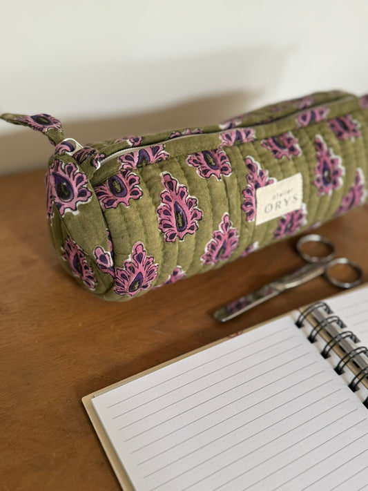 Trousse à crayons matelassée en tissu Indien blockprint modèle Carmen pourpre et kaki