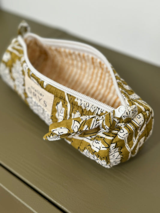 Trousse à crayons matelassée en tissu Indien blockprint, couleur moutarde et doublure rayée