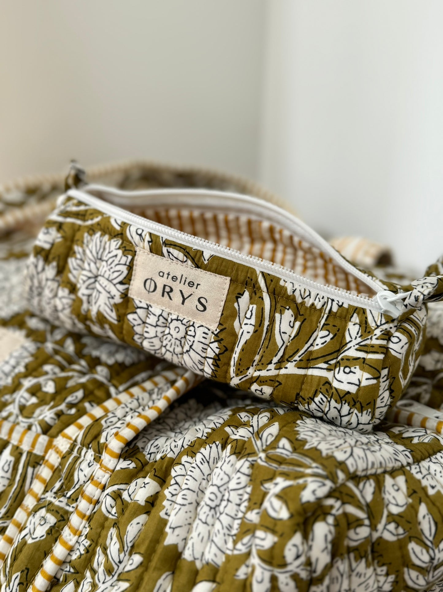 Trousse à crayons matelassée en tissu Indien blockprint, couleur moutarde et doublure rayée