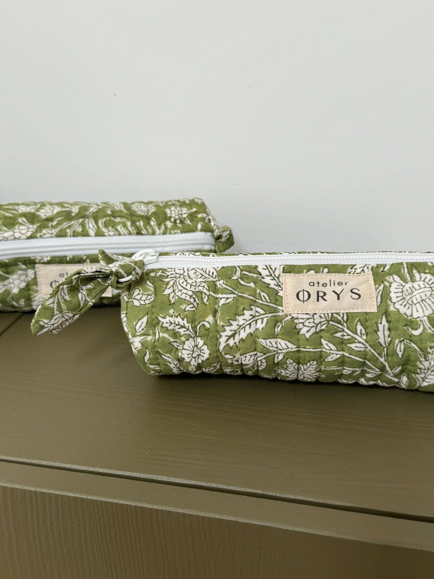 Trousse à crayons matelassée en tissu Indien blockprint, motif fleurs vert kaki