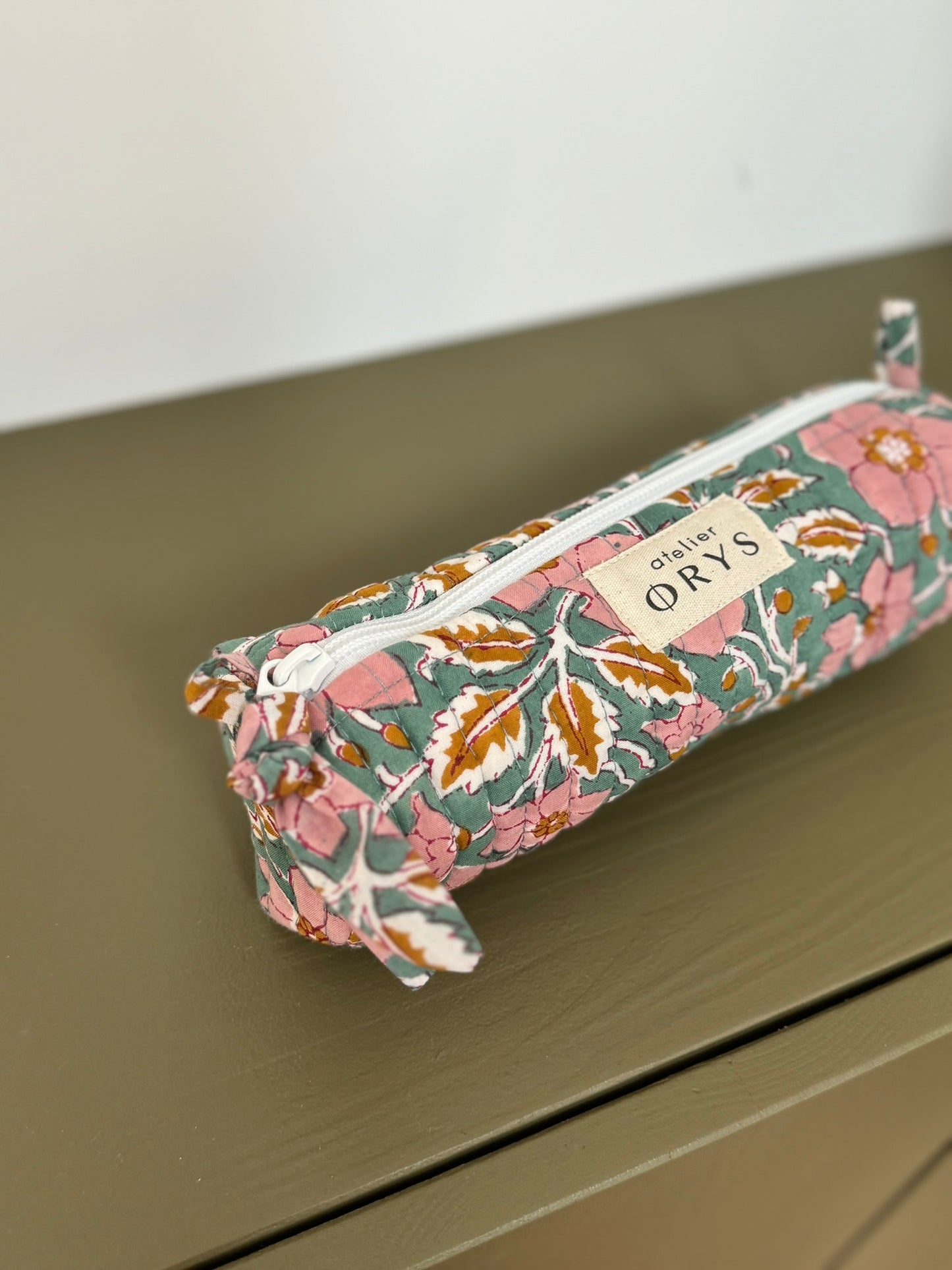 Trousse à crayons matelassée en tissu Indien block-print, motif floral vert et rose, doublure rayée