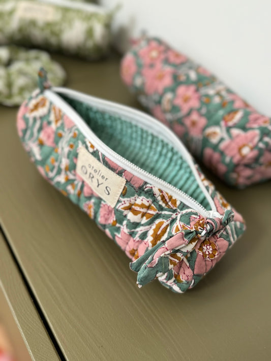Trousse à crayons matelassée en tissu Indien block-print, motif floral vert et rose, doublure rayée
