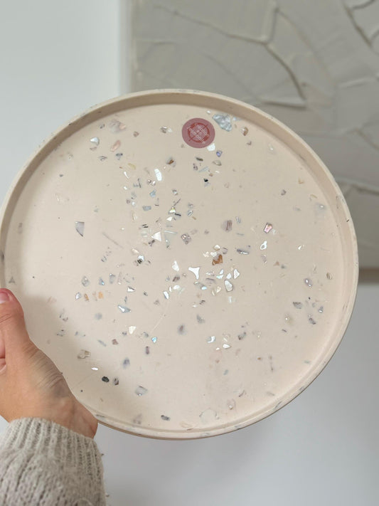 Grand plateau en jesmonite avec nacres de coquillages effet terrazzo, forme rond