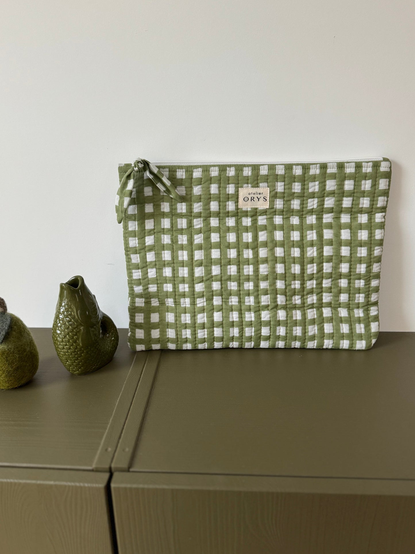 Pochette matelassée pour ordinateur en tissu blockprint, motif vichy vert kaki - Ysé kaki