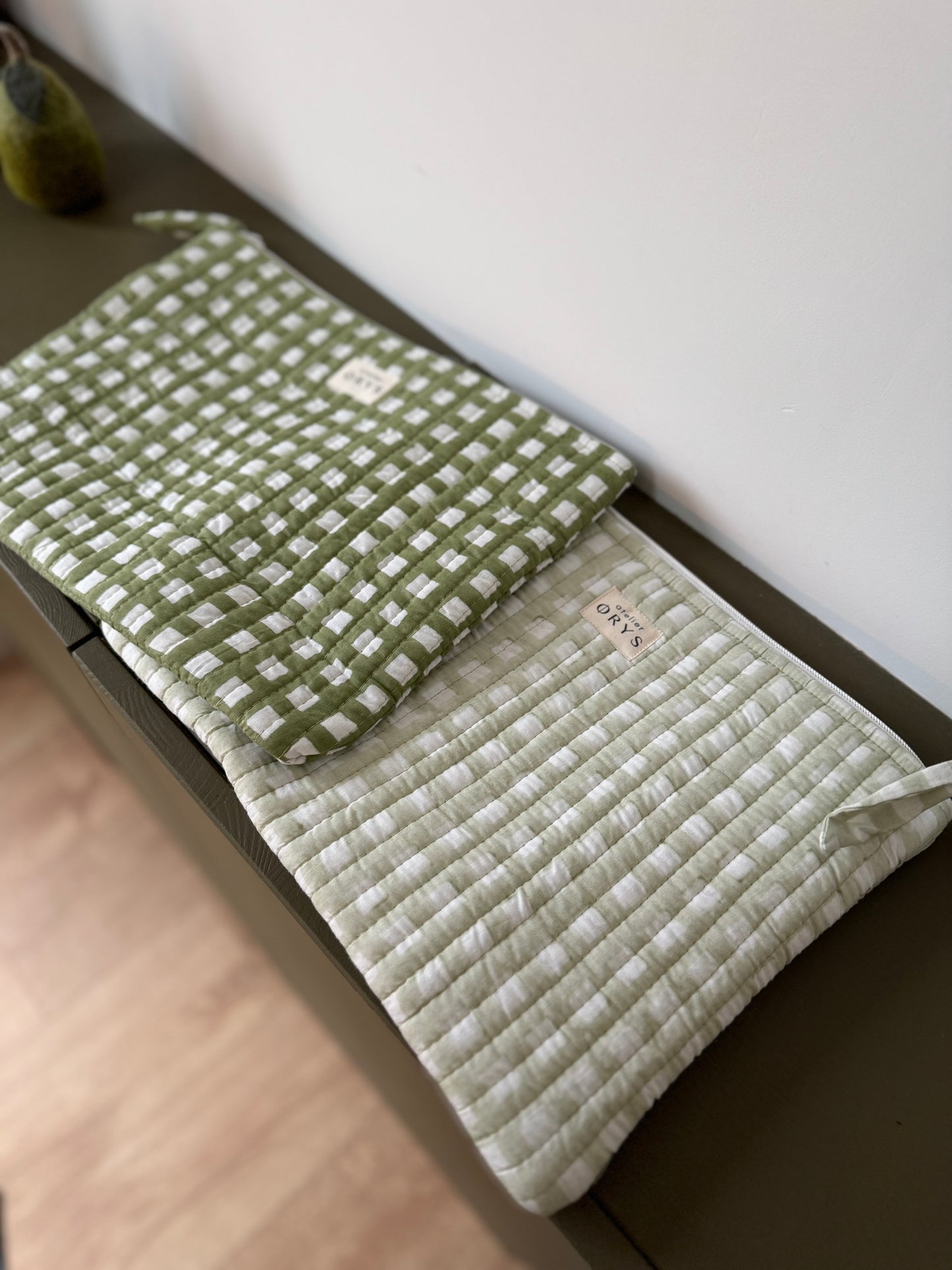 Pochette matelassée pour ordinateur en tissu blockprint, motif vichy vert clair - Ysé menthe