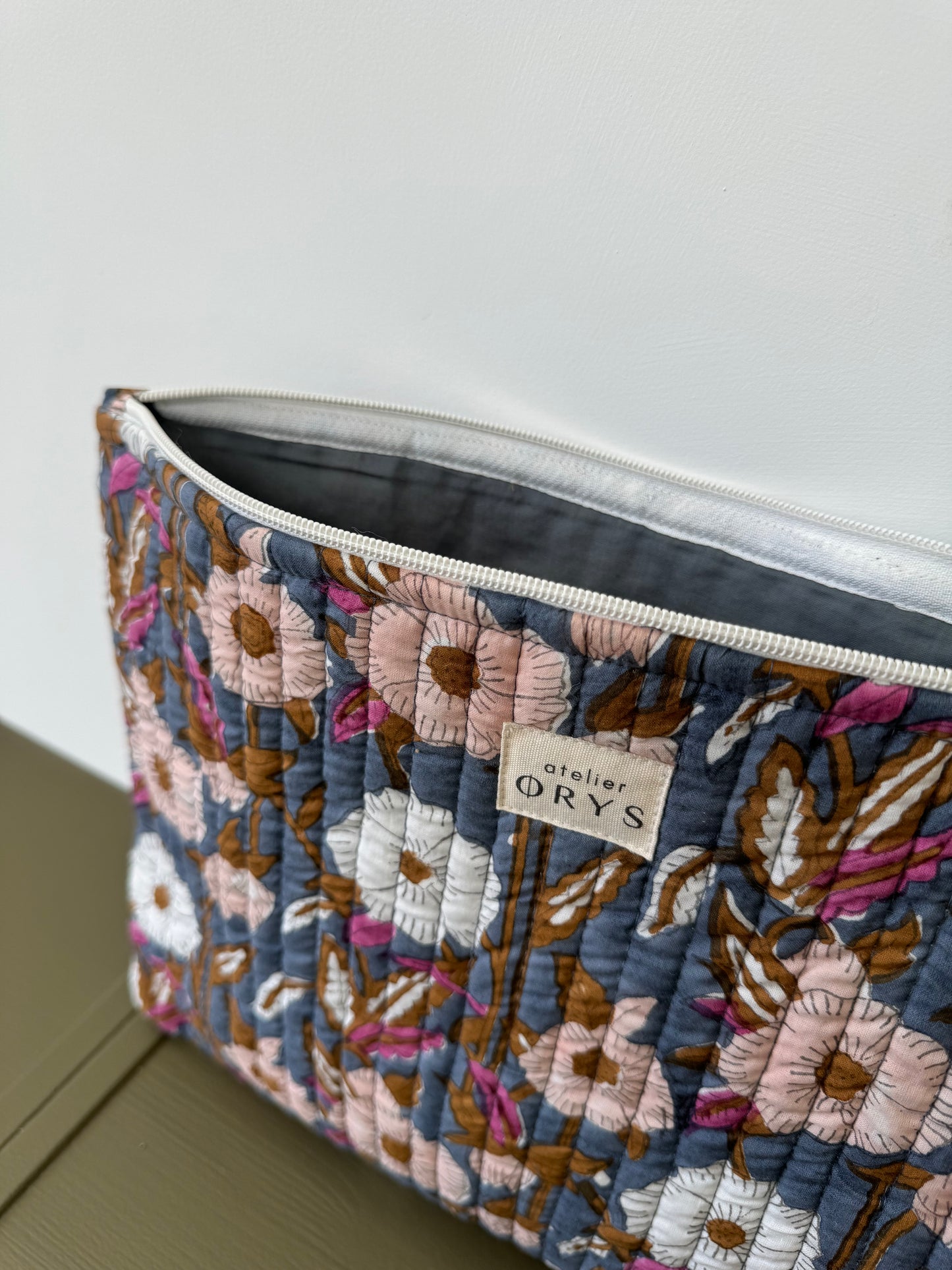 Pochette matelassée pour ordinateur en tissu blockprint, motif fleurs bleu gris- Olympe Bleu encre