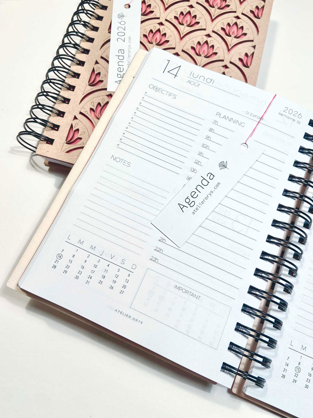 Hübscher Planer/Organizer für 2024 aus gemustertem Holz. Wiederaufladbarer und anpassbarer professioneller Organizer