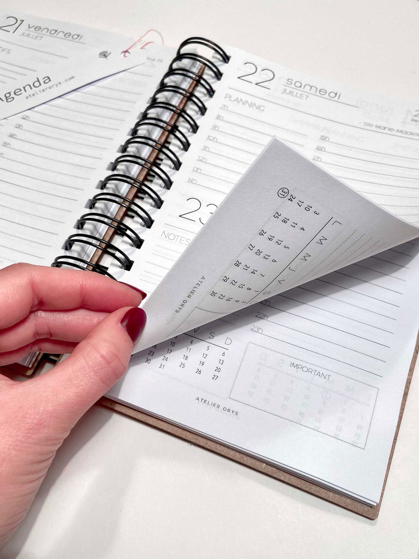 Hübscher Planer/Organizer für 2024 aus gemustertem Holz. Wiederaufladbarer und anpassbarer professioneller Organizer