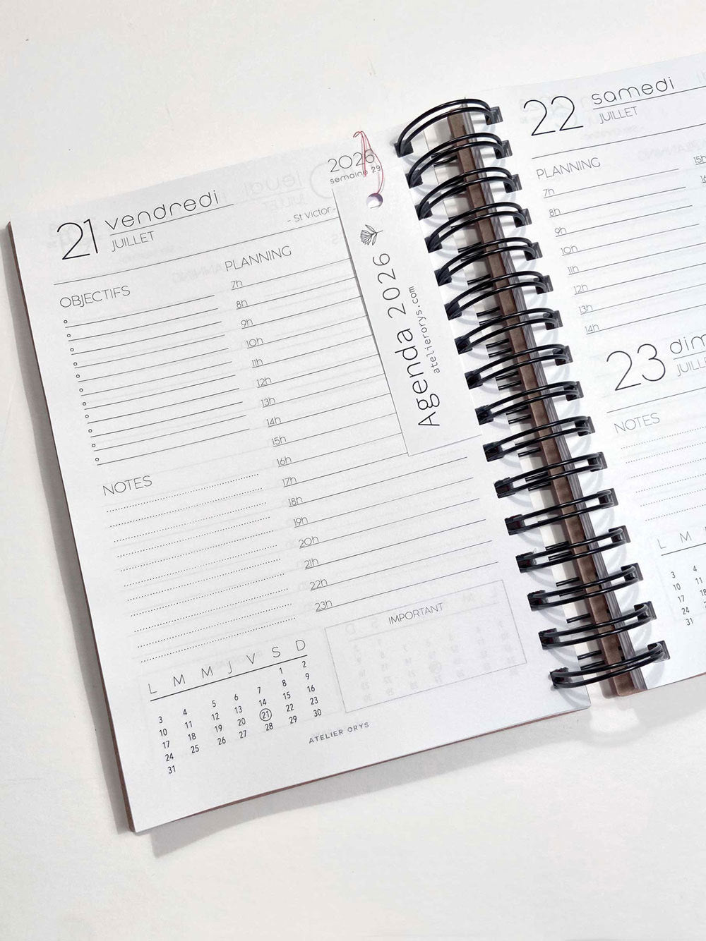 Hübscher Planer/Organizer für 2024 aus gemustertem Holz. Wiederaufladbarer und anpassbarer professioneller Organizer