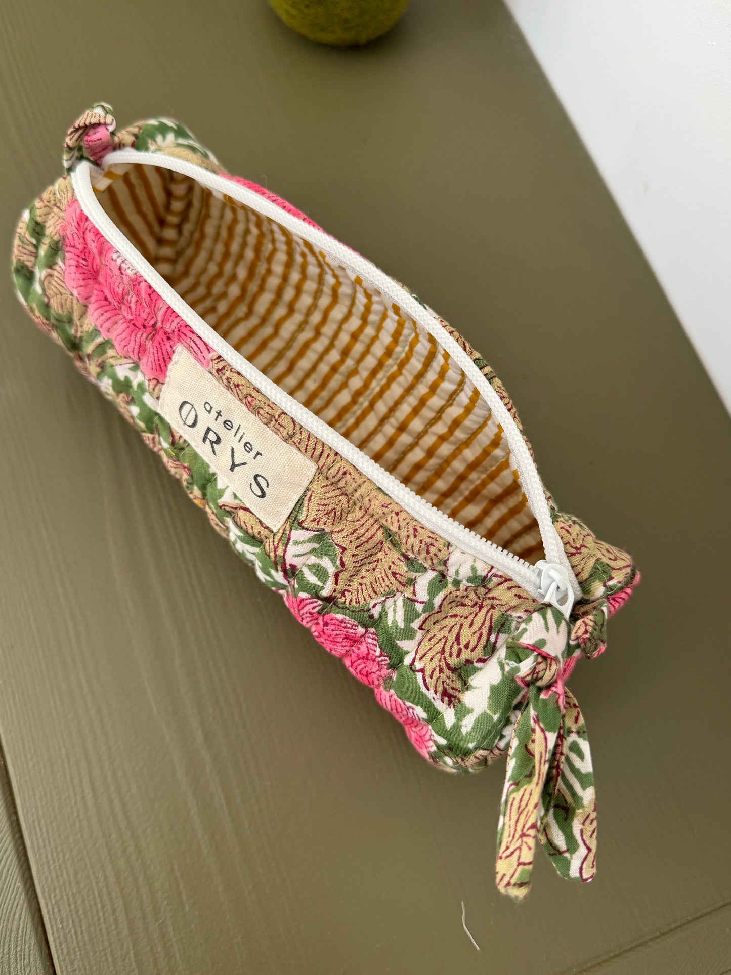 Trousse scolaire matelassée pour crayons en tissu Indien blockprint, motif floral fuchsia et vert