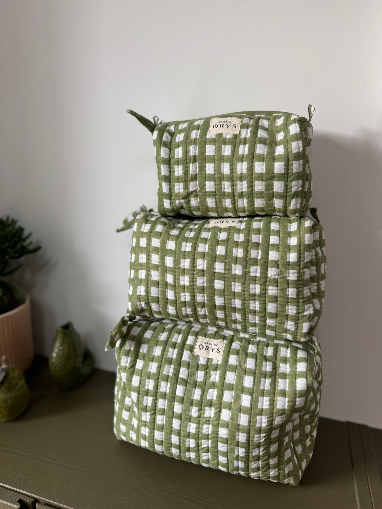 Trousse de beauté ou de toilette en tissu matelassé vichy, taille au choix - Ysé kaki