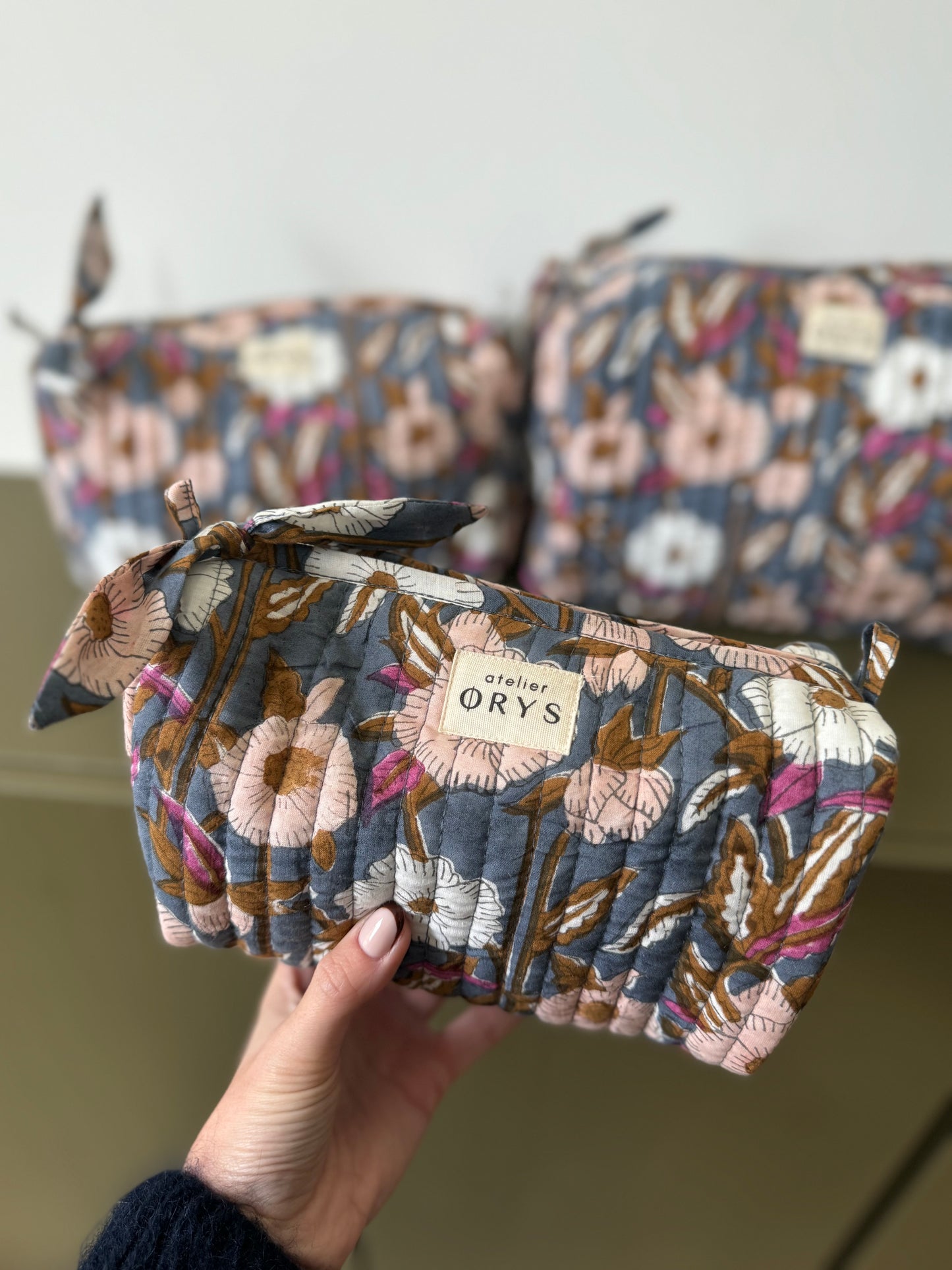 Trousse de beauté ou de toilette en tissu matelassé fleuri bleu gris - Olympe Bleu encre