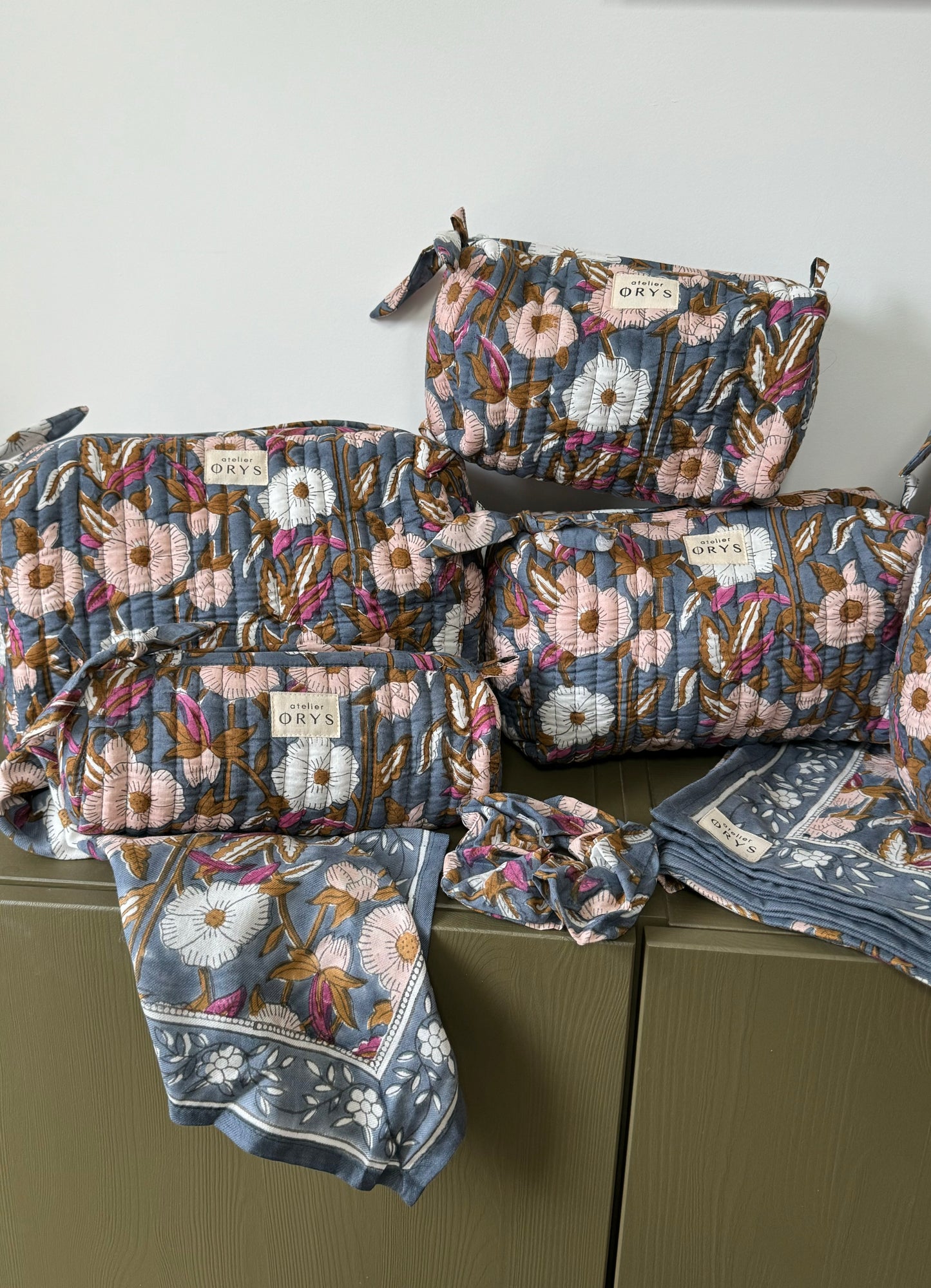 Trousse scolaire matelassée en tissu fleuri blockprint modèle Olympe Bleu encre