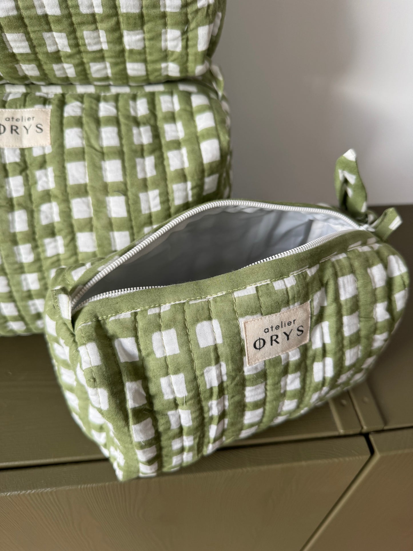 Trousse de beauté ou de toilette en tissu matelassé vichy, taille au choix - Ysé kaki