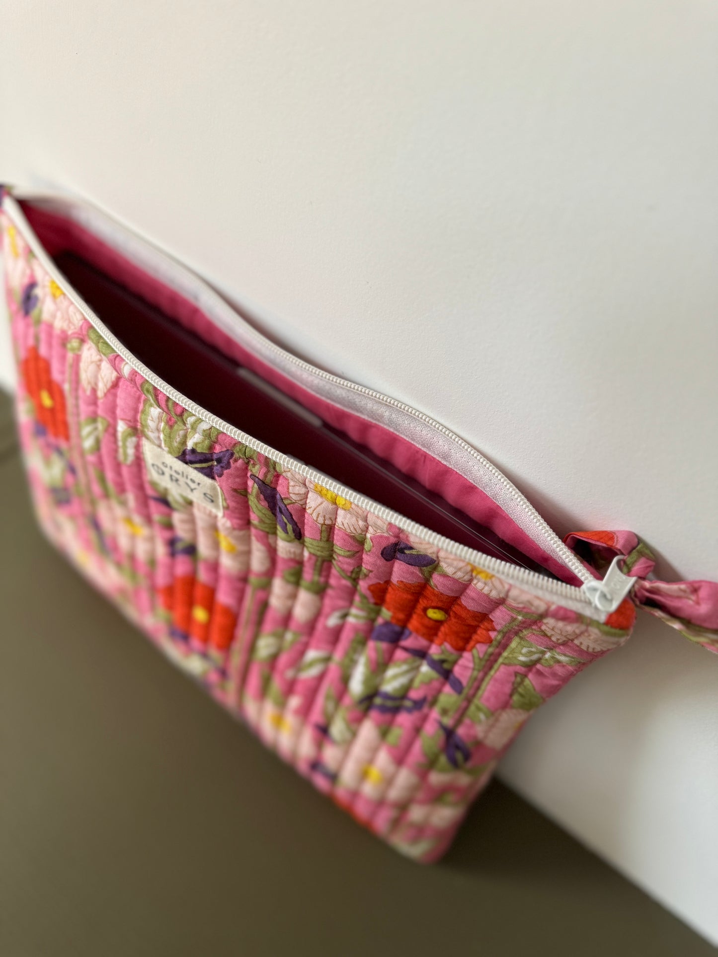Pochette matelassée pour ordinateur en tissu blockprint, motif fleurs rose fuchsia- Olympe Rosa