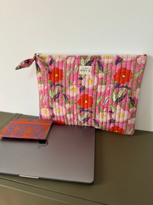 Pochette matelassée pour ordinateur en tissu blockprint, motif fleurs rose fuchsia- Olympe Rosa