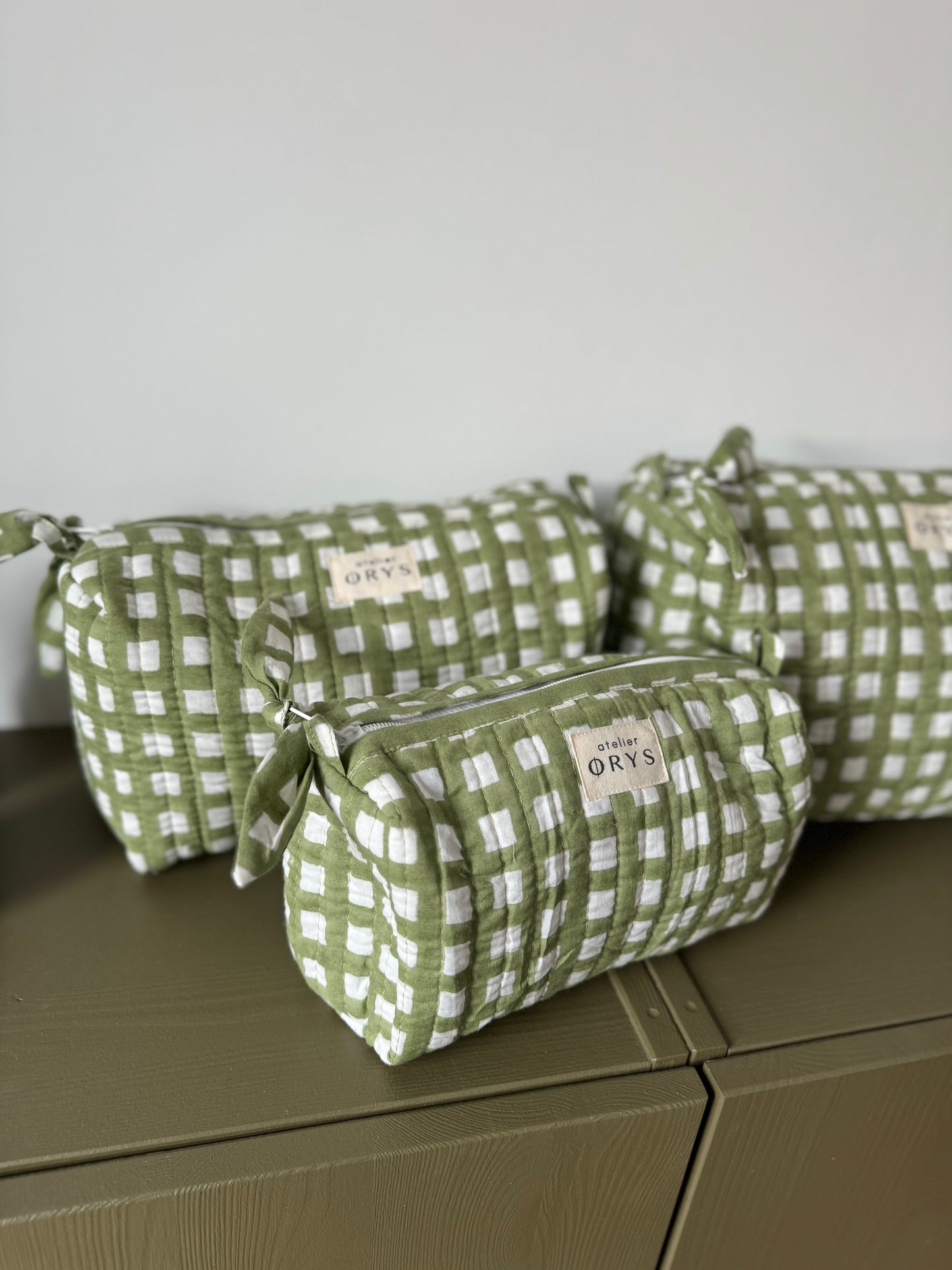 Trousse de beauté ou de toilette en tissu matelassé vichy, taille au choix - Ysé kaki