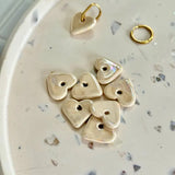 Joli collier pendentif cœur blanc nacré en céramique, chaine grosse maille acier inoxydable doré ou argenté.