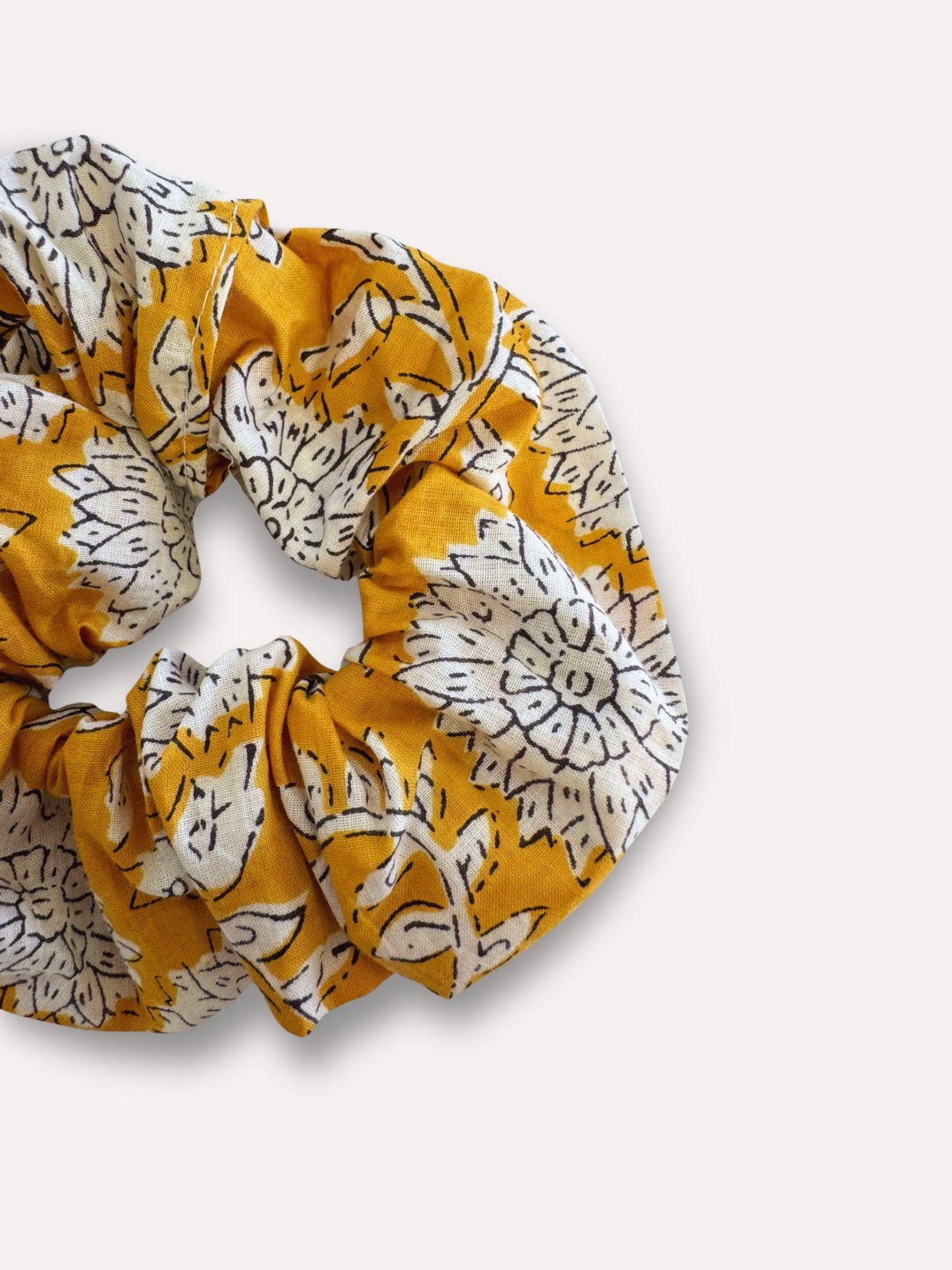 Chouchou scrunchie pour cheveux en tissus indien coloré, fait-main couleur moutarde