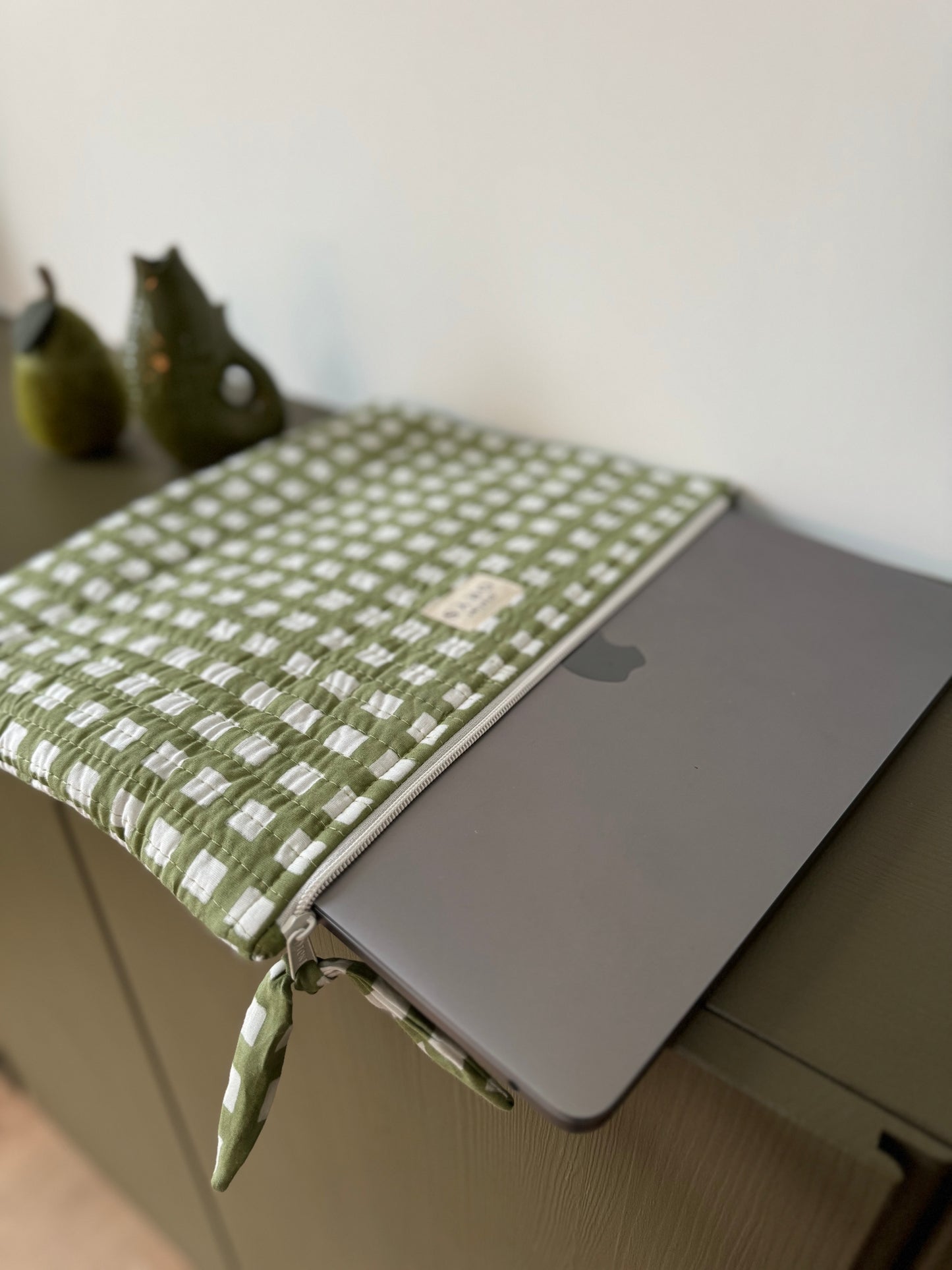 Pochette matelassée pour ordinateur en tissu blockprint, motif vichy vert kaki - Ysé kaki