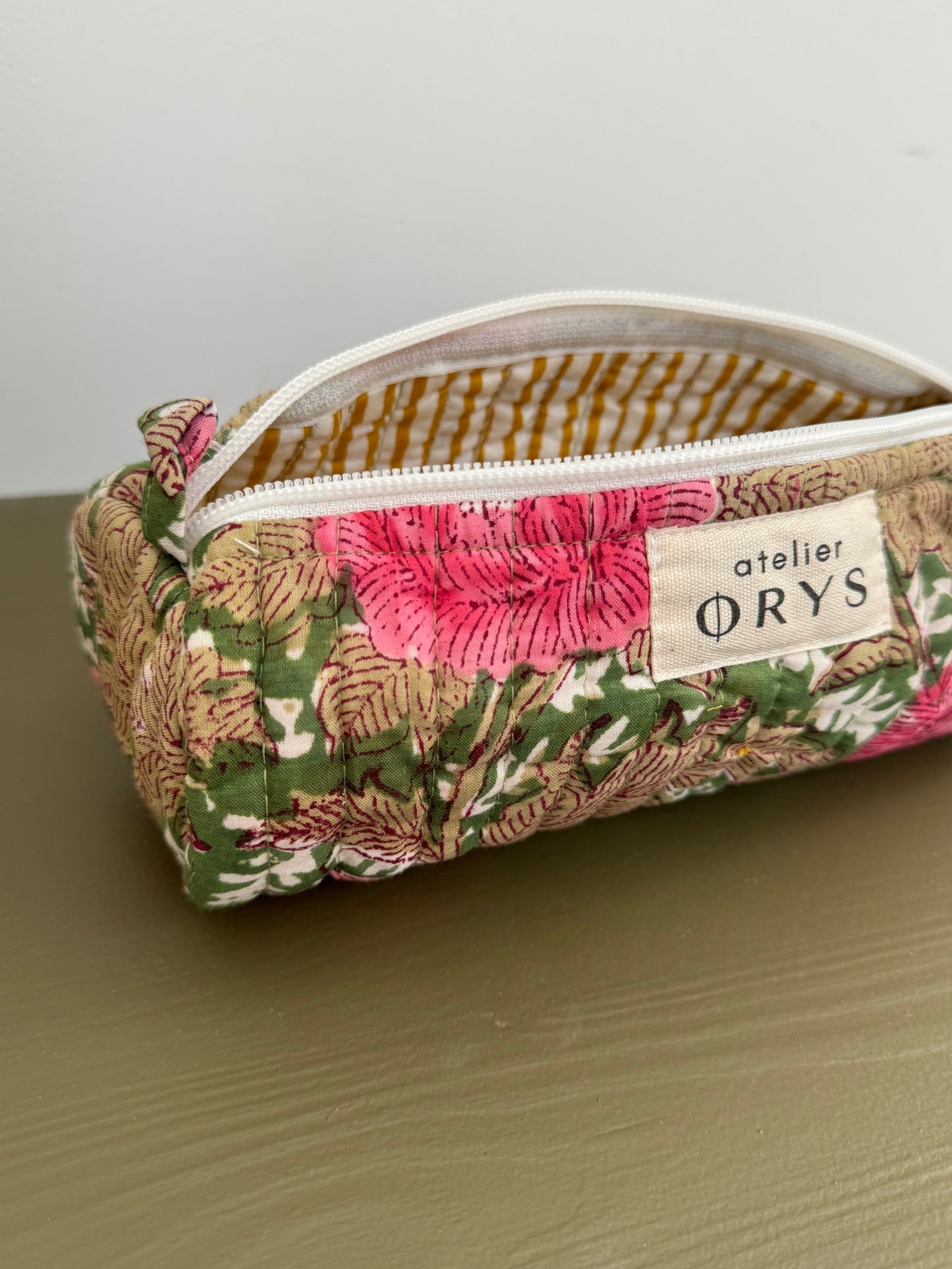 Trousse scolaire matelassée pour crayons en tissu Indien blockprint, motif floral fuchsia et vert