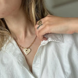 Joli collier pendentif cœur blanc nacré en céramique, chaine grosse maille acier inoxydable doré ou argenté.