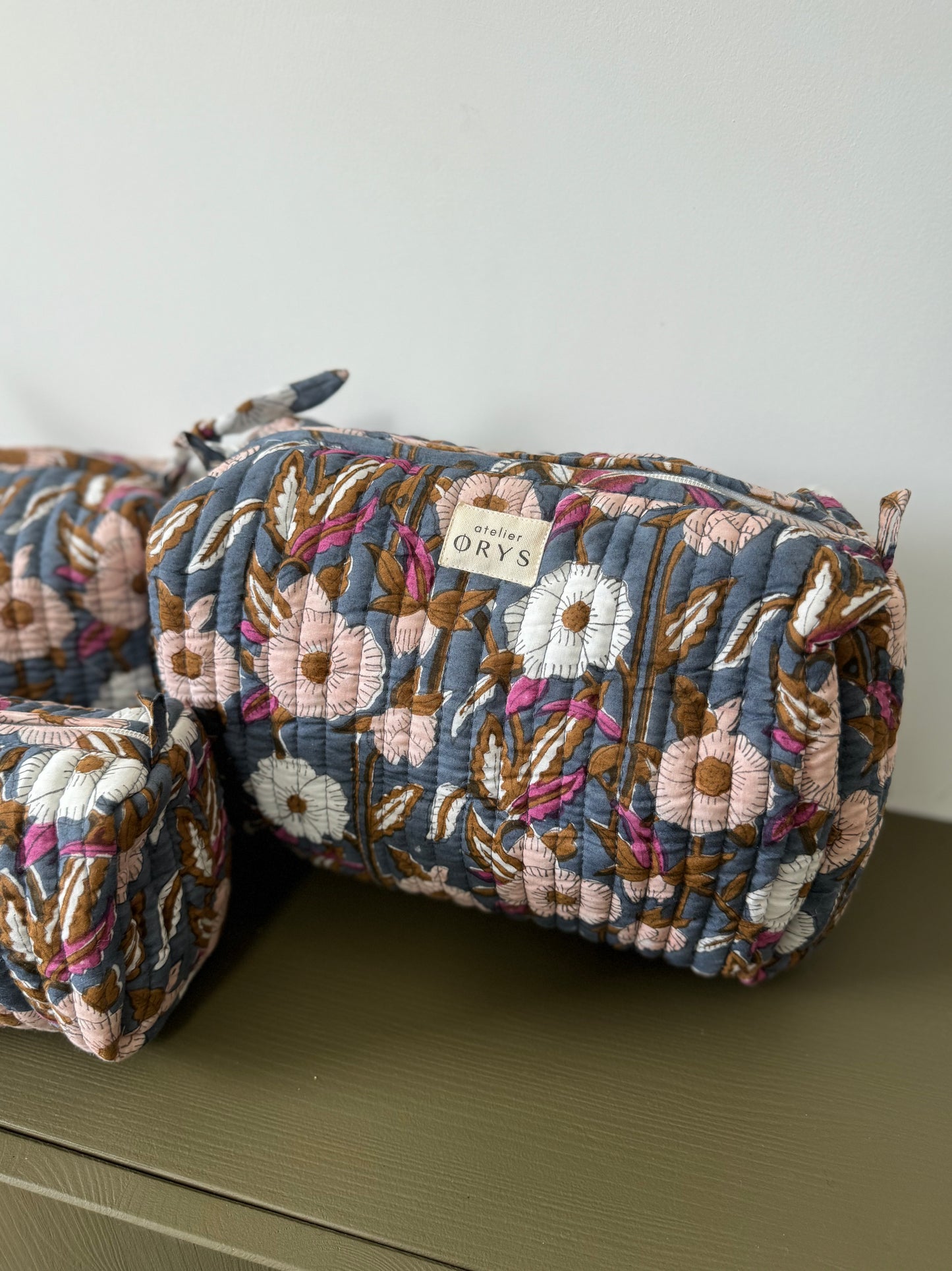 Trousse de beauté ou de toilette en tissu matelassé fleuri bleu gris - Olympe Bleu encre