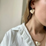 Joli collier pendentif cœur blanc nacré en céramique, chaine grosse maille acier inoxydable doré ou argenté.