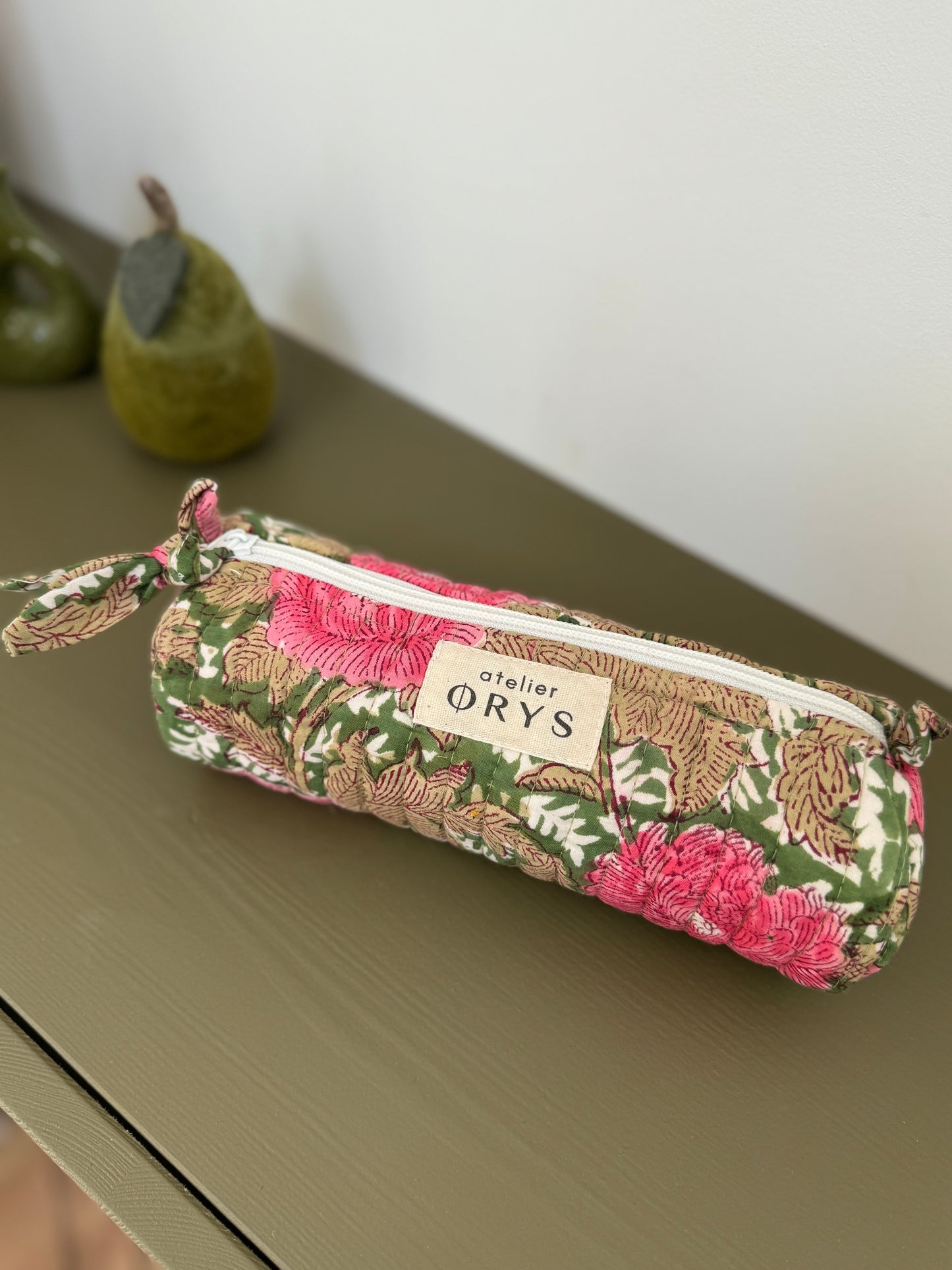 Trousse scolaire matelassée pour crayons en tissu Indien blockprint, motif floral fuchsia et vert