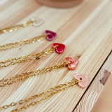 Joli collier pendentif cœur rouge en céramique, chaine grosse maille acier inoxydable doré ou argenté.