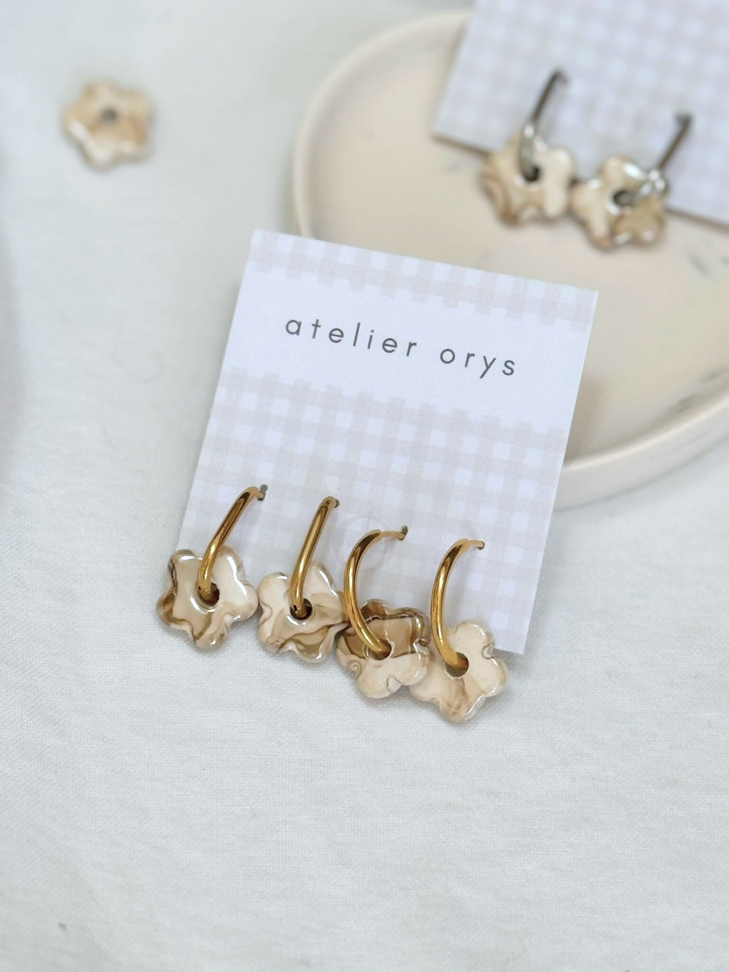 Boucles d'oreilles doré ou argenté avec pampilles petite fleurs beige, perles interchangeables, bijoux en céramique pour femmes et acier