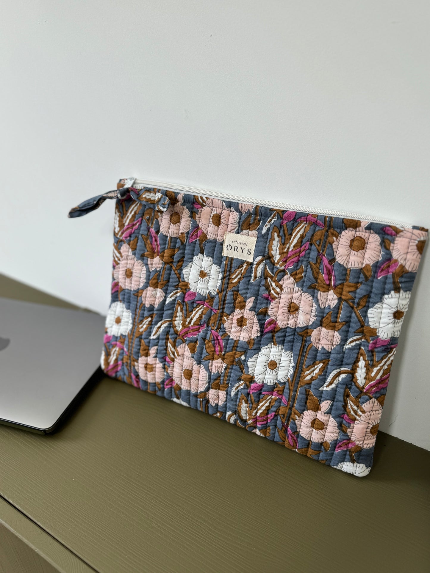 Pochette matelassée pour ordinateur en tissu blockprint, motif fleurs bleu gris- Olympe Bleu encre