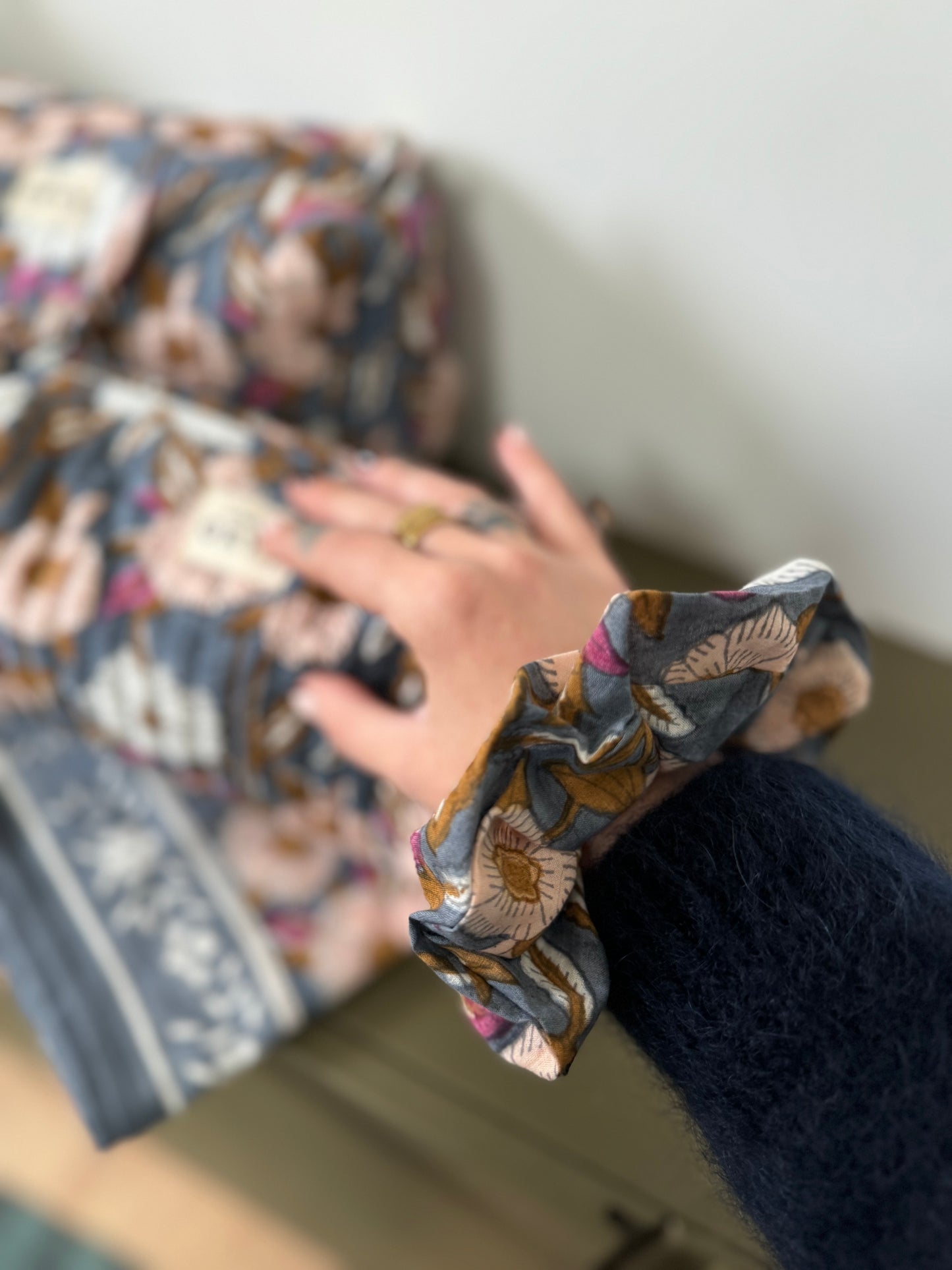 Chouchou Scrunchie à motifs fleurs bleues - Olympe Bleu encre