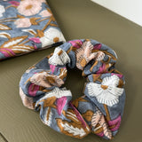 Chouchou scrunchie à motifs fleurs - Olympe bleu encre
